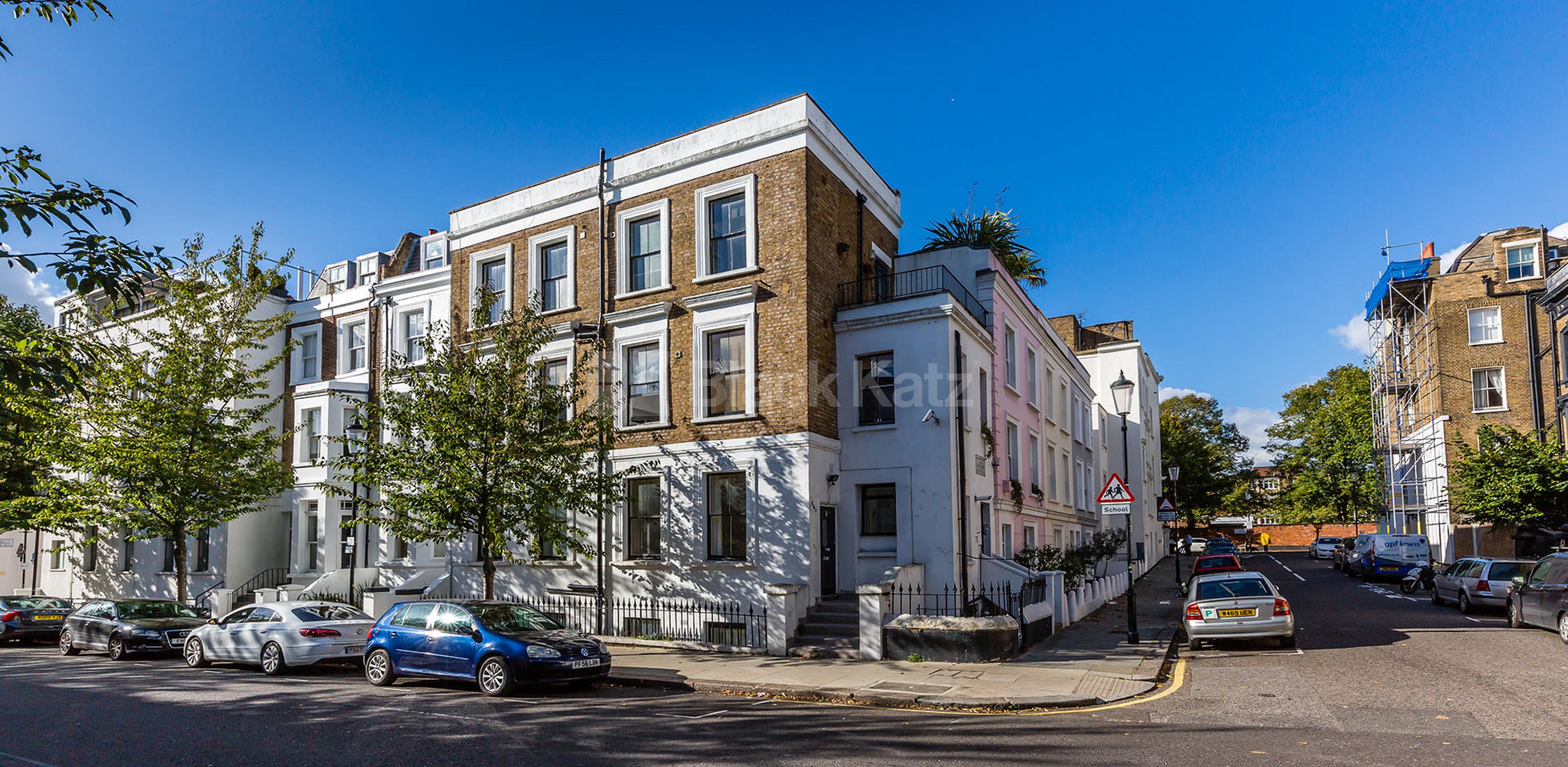 Split level two bed within a period house in Ladbroke Grove with terrace. Chesterton Road, Ladbroke Grove W10 W10